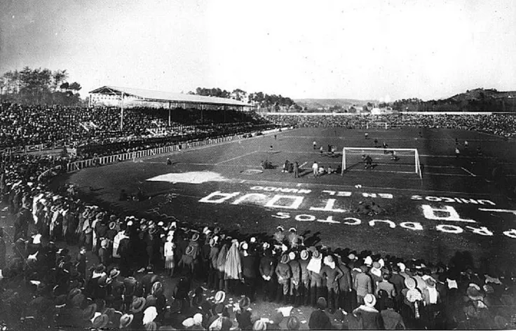Imagen histórica en blanco y negro del Estadio de Balaídos en sus primeras décadas