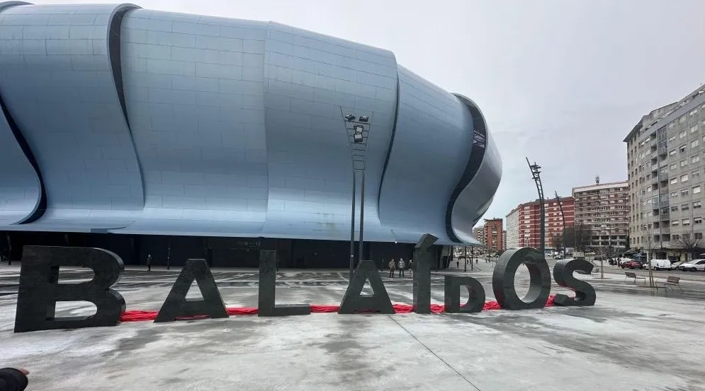 Fachada exterior del Estadio de Balaídos integrada en el tejido urbano de Vigo