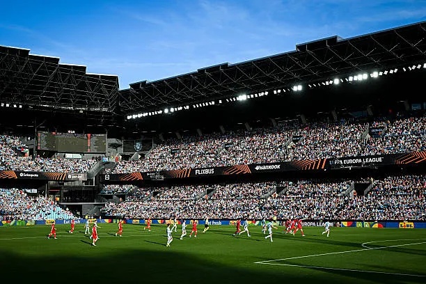 Interior del Estadio de Balaídos con sus gradas y el terreno de juego en día de partido