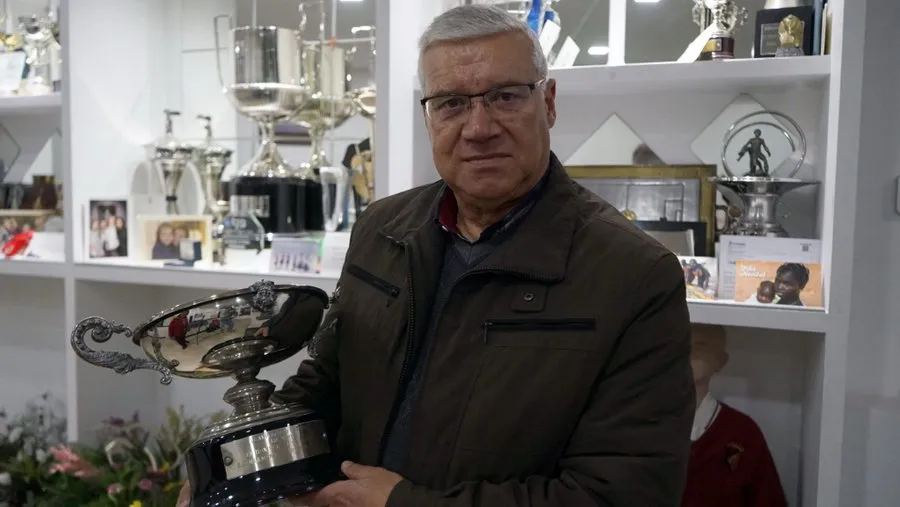 Muere en A Coruña José Mañana, pionero del fútbol femenino gallego y fundador del mítico Karbo