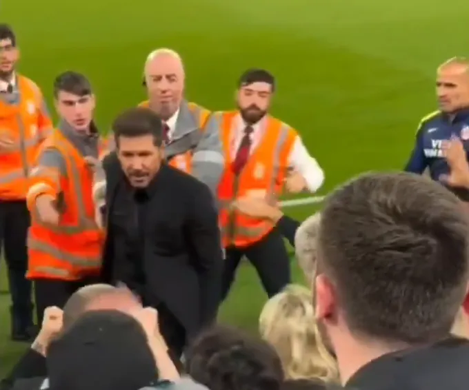 😡 Simeone pierde los papeles en Anfield: polémica pelea con la grada y un escupitajo que enciende Europa