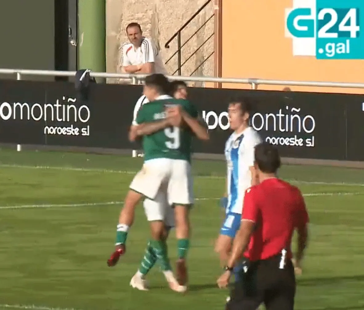 El Coruxo se aferra al empate en casa con un gol de Álex Pérez (1-1)