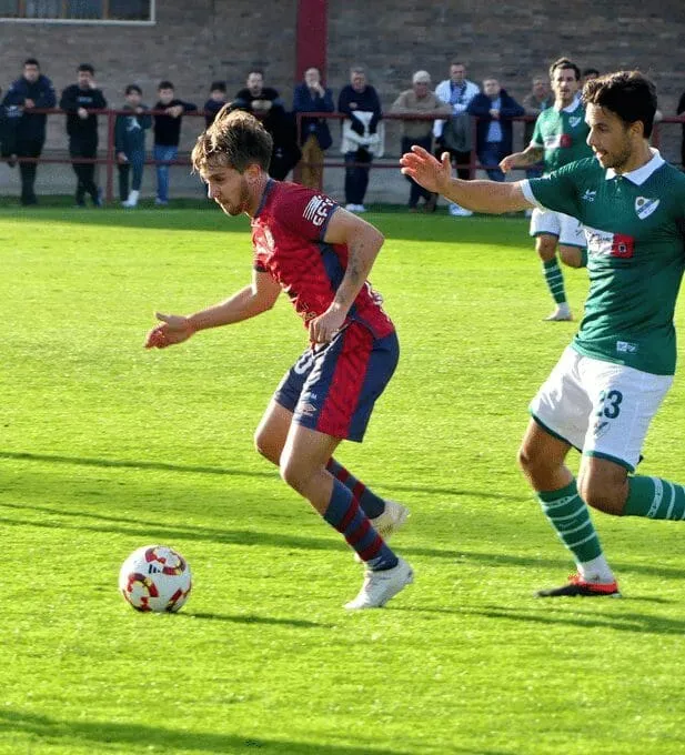 El Coruxo se queda sin premio en Ávila: dos ventajas desperdiciadas y un golazo de Carrión sentencia el 3-2
