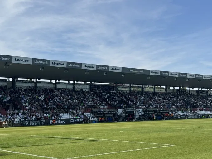 ⚽ El Arenteiro muere de pie en Mérida: orgullo sin premio ante el vendaval de Álvaro García (3-1) 💚