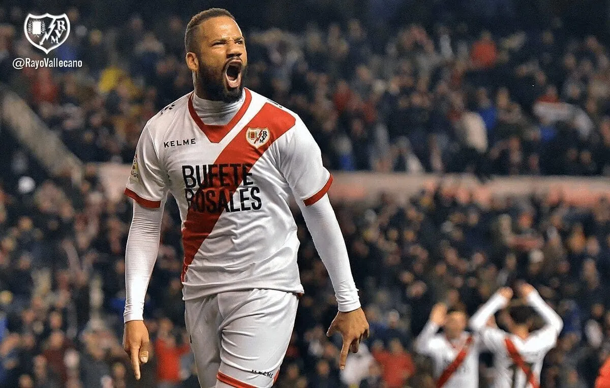 El Racing de Ferrol apunta alto: Róber Correa y Bebé en la mira para completar su plantilla