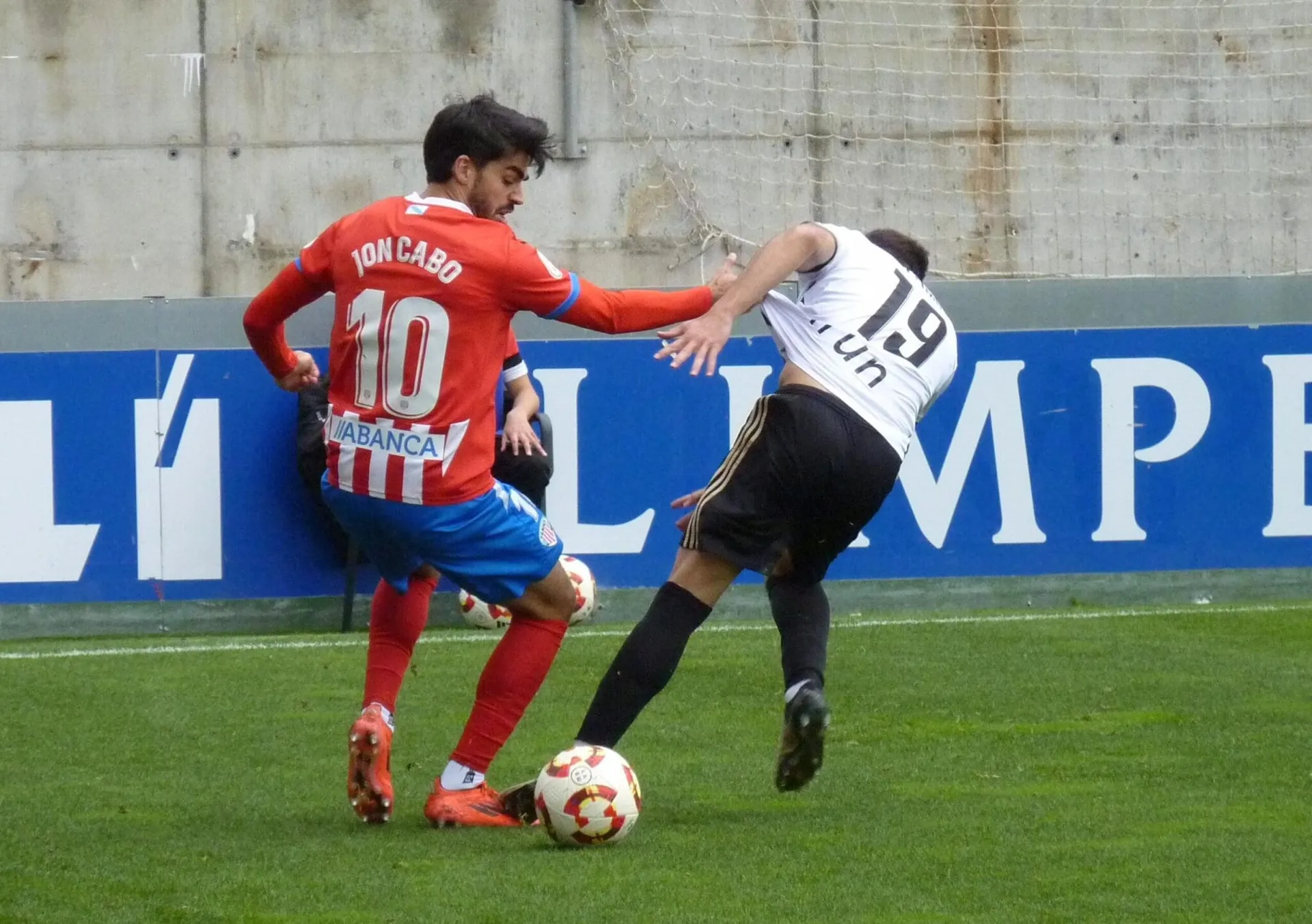 El Lugo derrota a un Irún flojo atrás