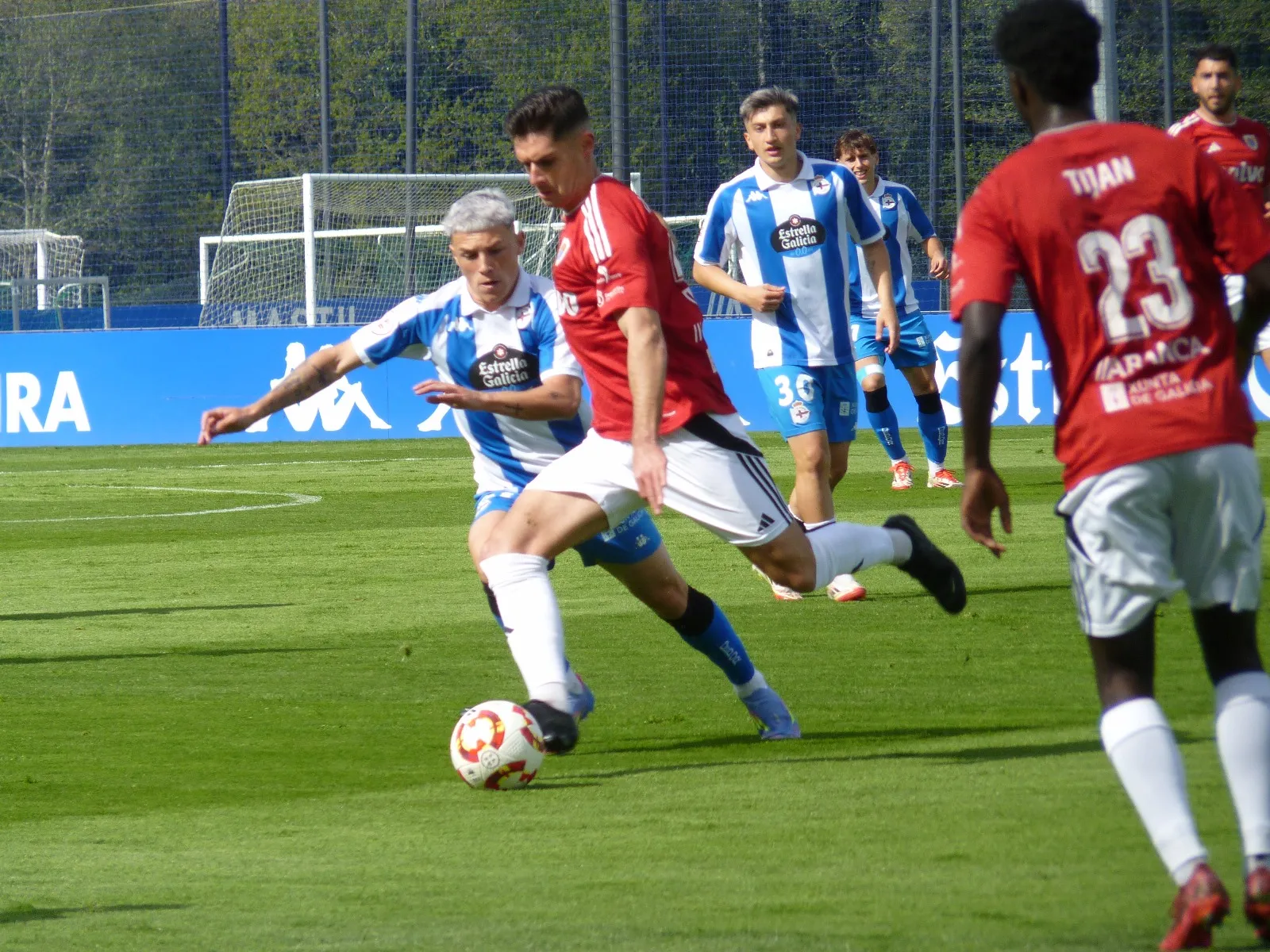 El Fabril se acerca a la fase de ascenso tras derrotar al Bergantiños (2-1)