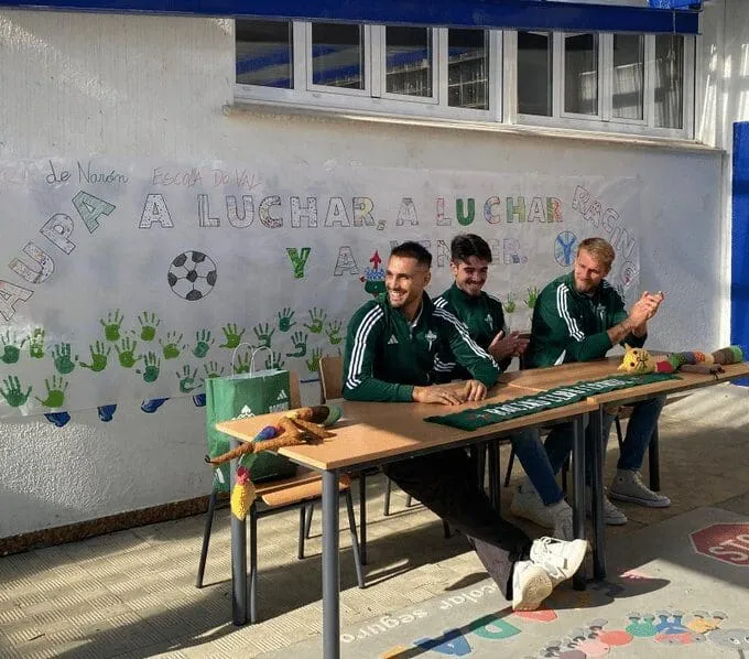 Jugadores del Racing Club Ferrol visitan el CRA O Val y reciben un caluroso abrazo de la comunidad educativa"