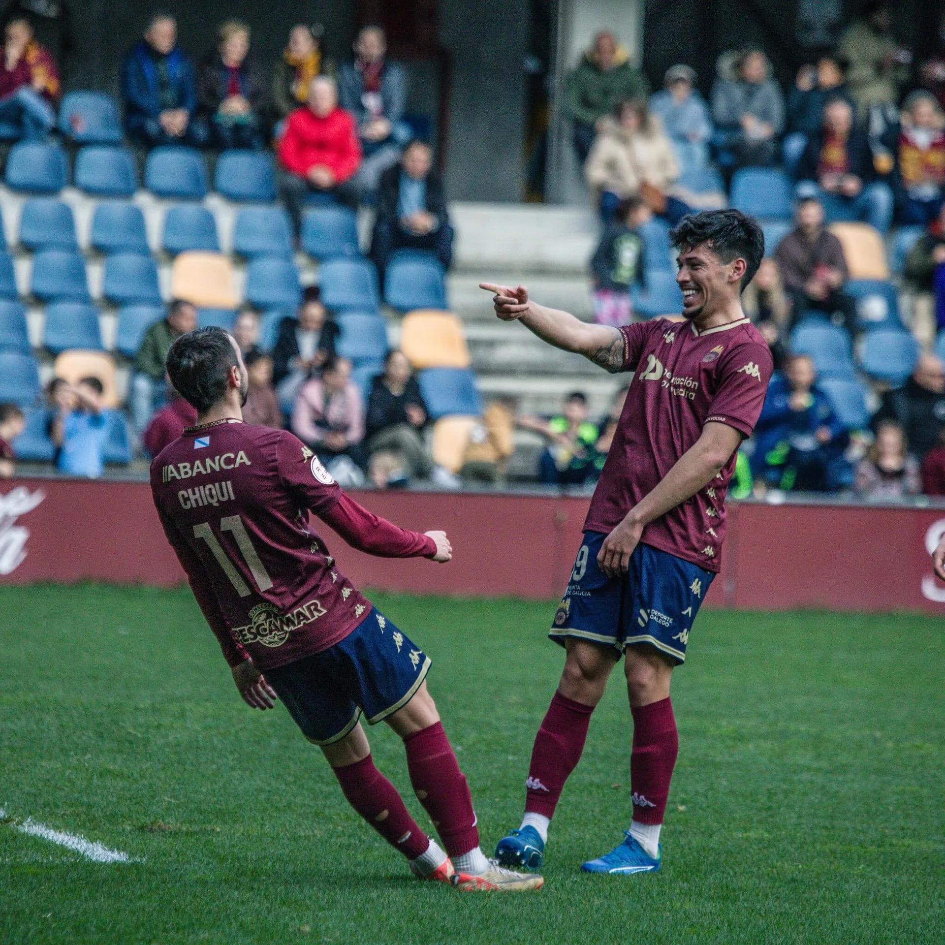 El Pontevedra brilla en Pasarón y recupera el liderato (2-0)