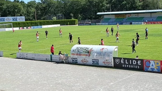 La UD Ourense arranca un valioso empate en Villalba tras un intenso 1-1 frente al Racing Villalbés