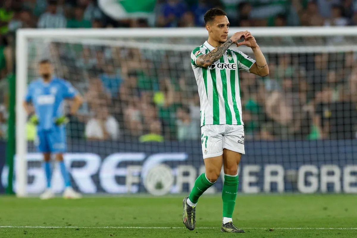 🔥 ¡El Benito Villamarín estalla de alegría: Antony vuelve a vestir de verde y blanco! 🇧🇷💚