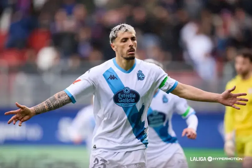 Ximo Navarro seguirá una temporada más en Riazor
