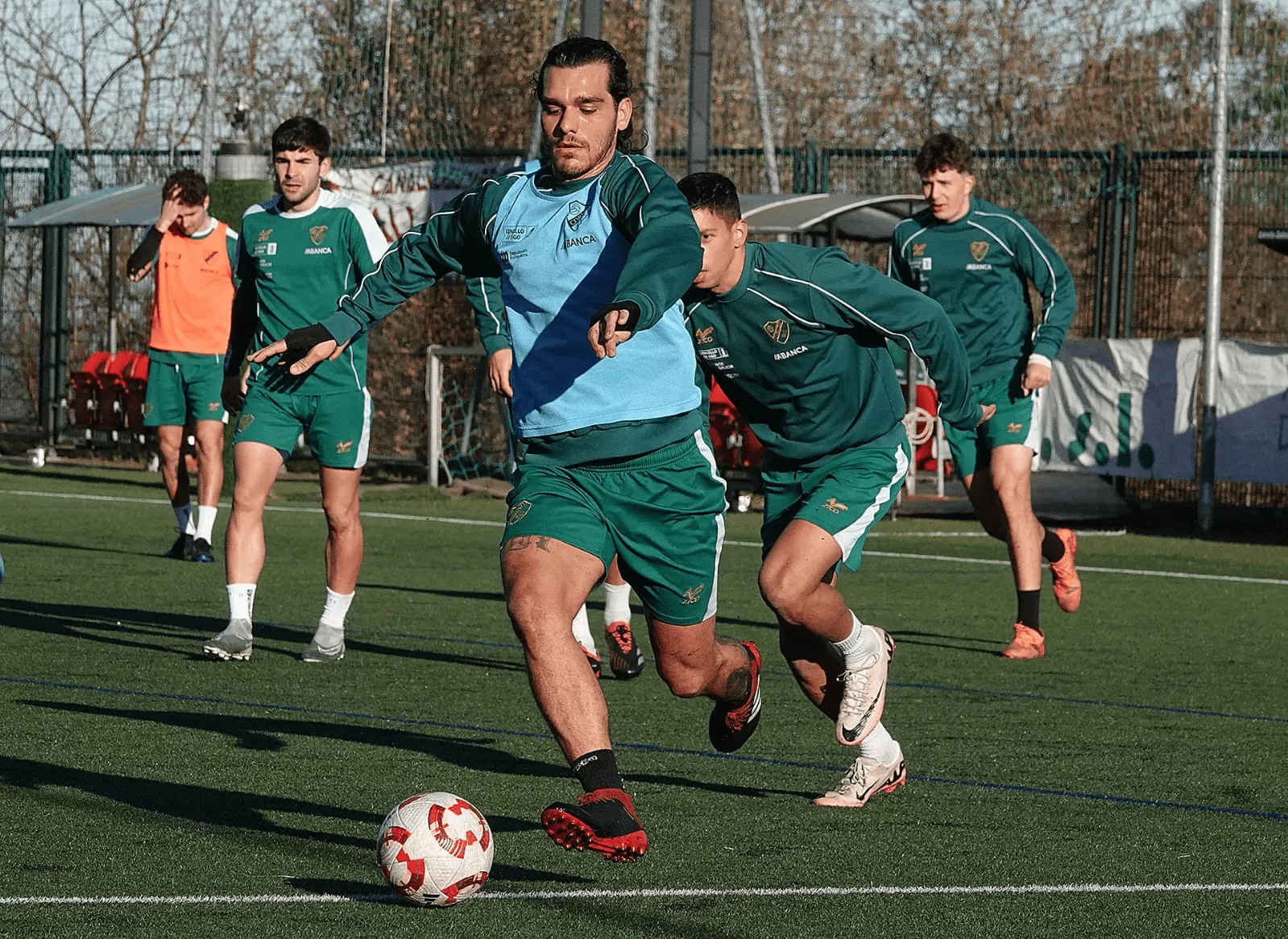 El Coruxo se refuerza con Samu Araújo: un lateral con pasado en el Celta y el Barça B