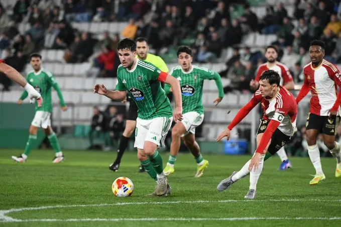 El Racing de Ferrol despierta en A Malata y tumba al Cacereño (3-1) para volver a engancharse al tren del playoff