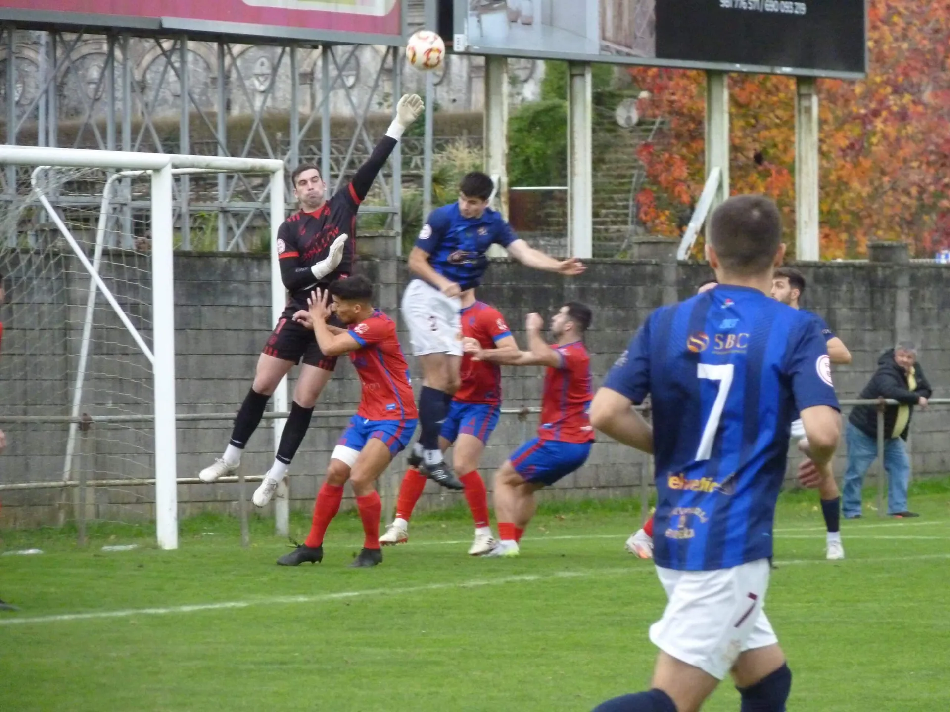El Estradense gana en Betanzos con penalti riguroso y en la prolongación