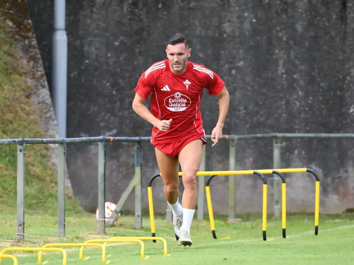 ¿Solo de paso? Lucas Pérez entrena con el Racing de Ferrol sin cerrar su futuro