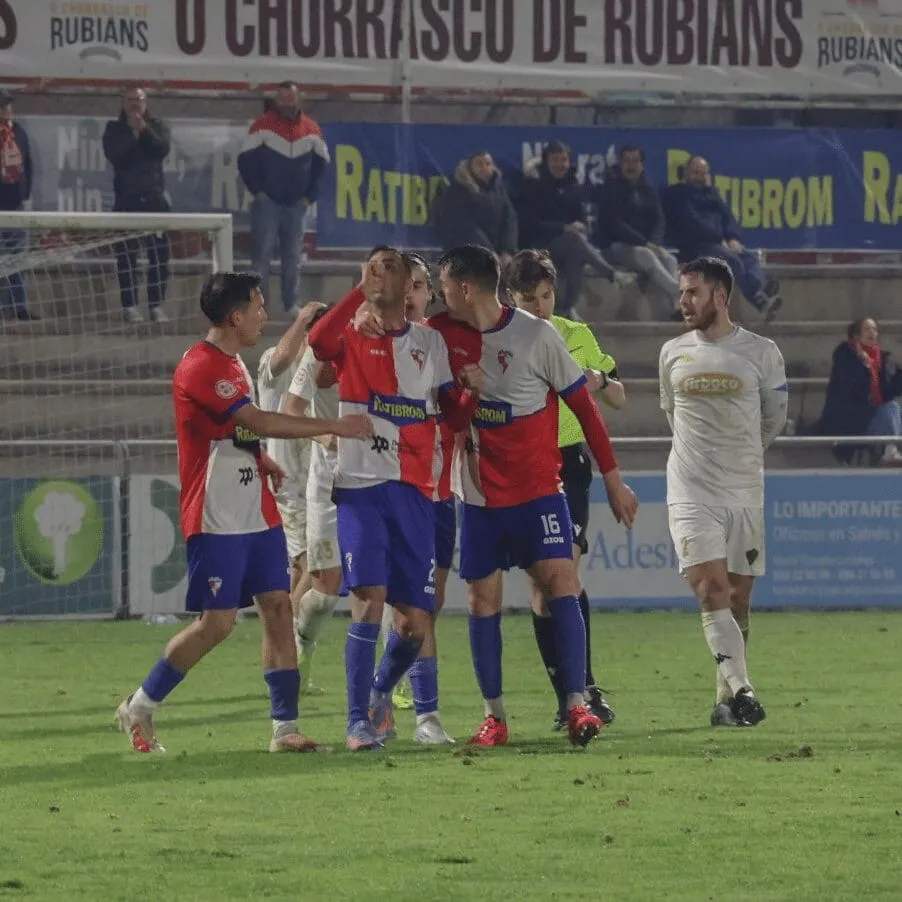 Romay rescata un punto agónico para el Arousa en un duelo de infarto (2-2)