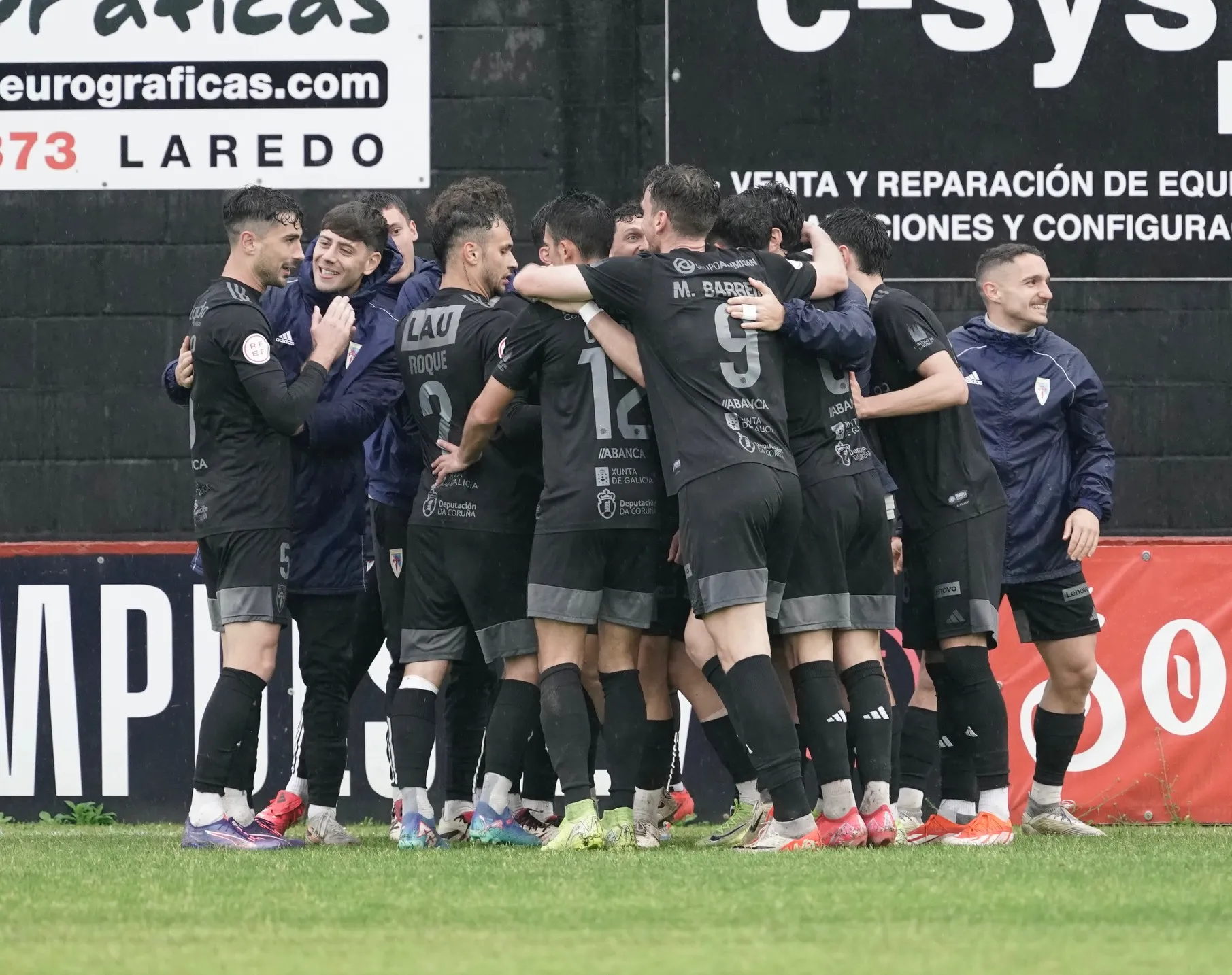 El Compostela se impone con autoridad en Laredo y sigue vivo en la lucha por la salvación.