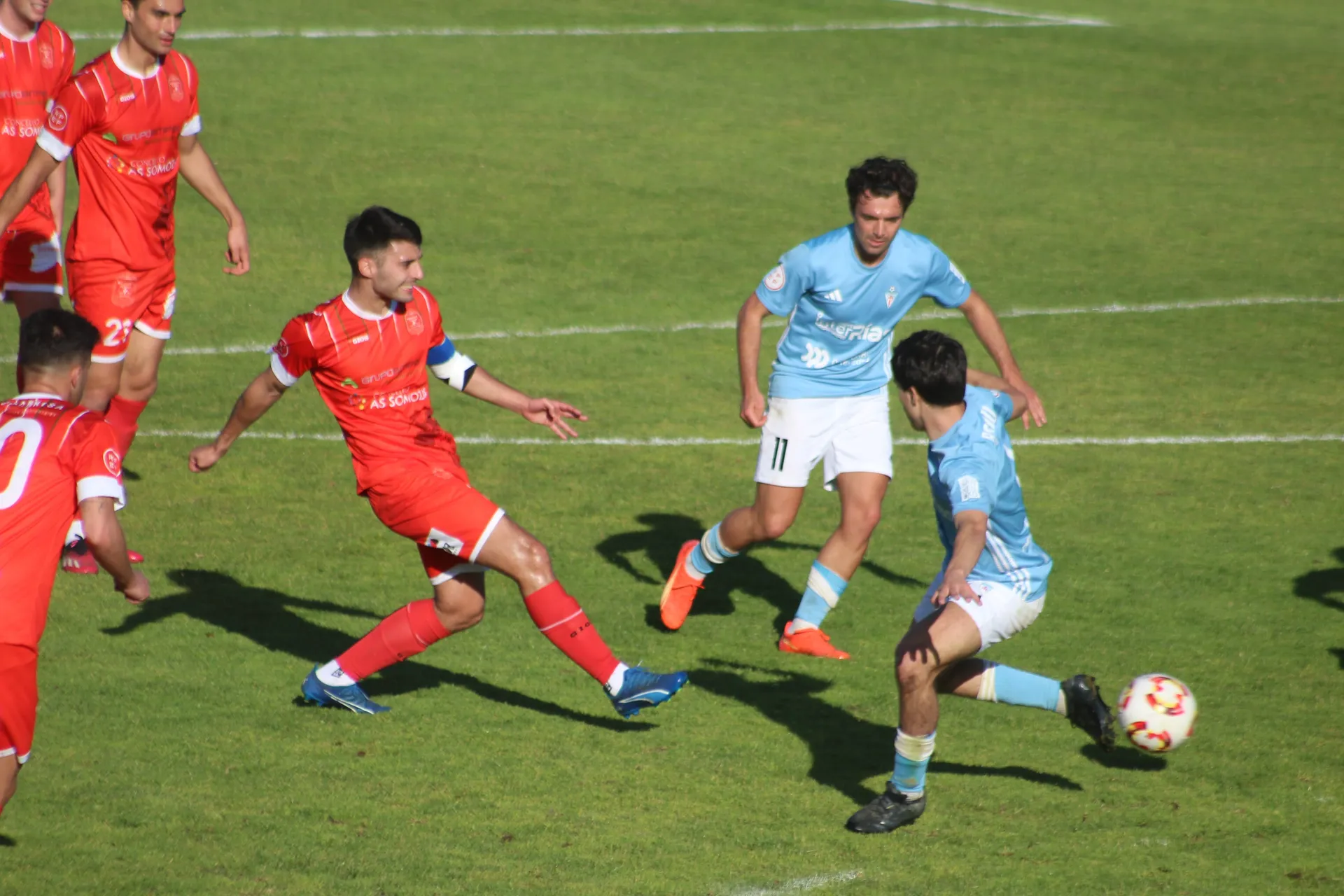 La racha goleadora de Martín da la permanencia al Somozas y complica la del Villalonga