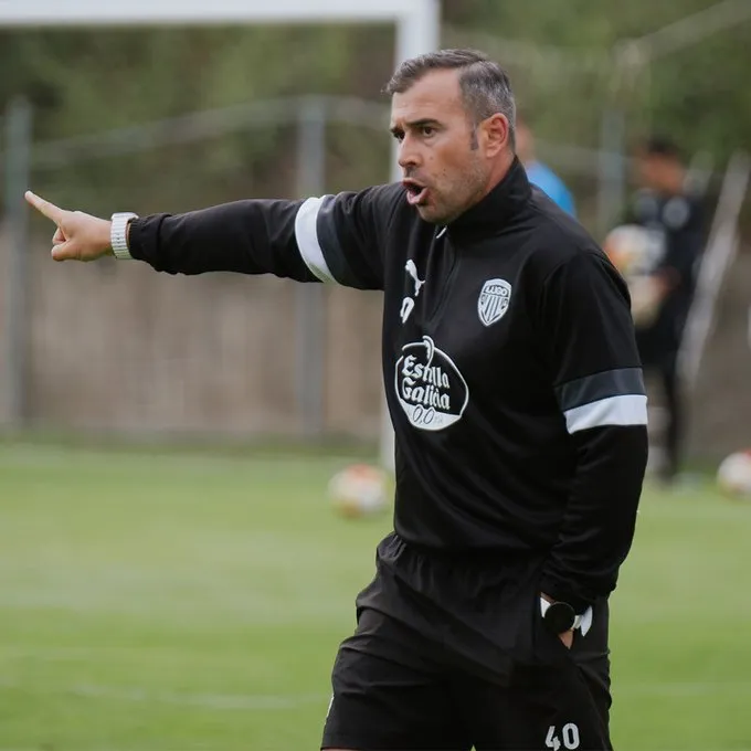 El Lugo dinamita su banquillo en plena pelea por el playoff: cae Yago Iglesias tras el frenazo rojiblanco
