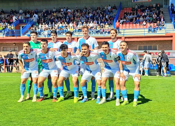 ¡El Compos tropieza en Ávila y roza el abismo: todo o nada en la última jornada!