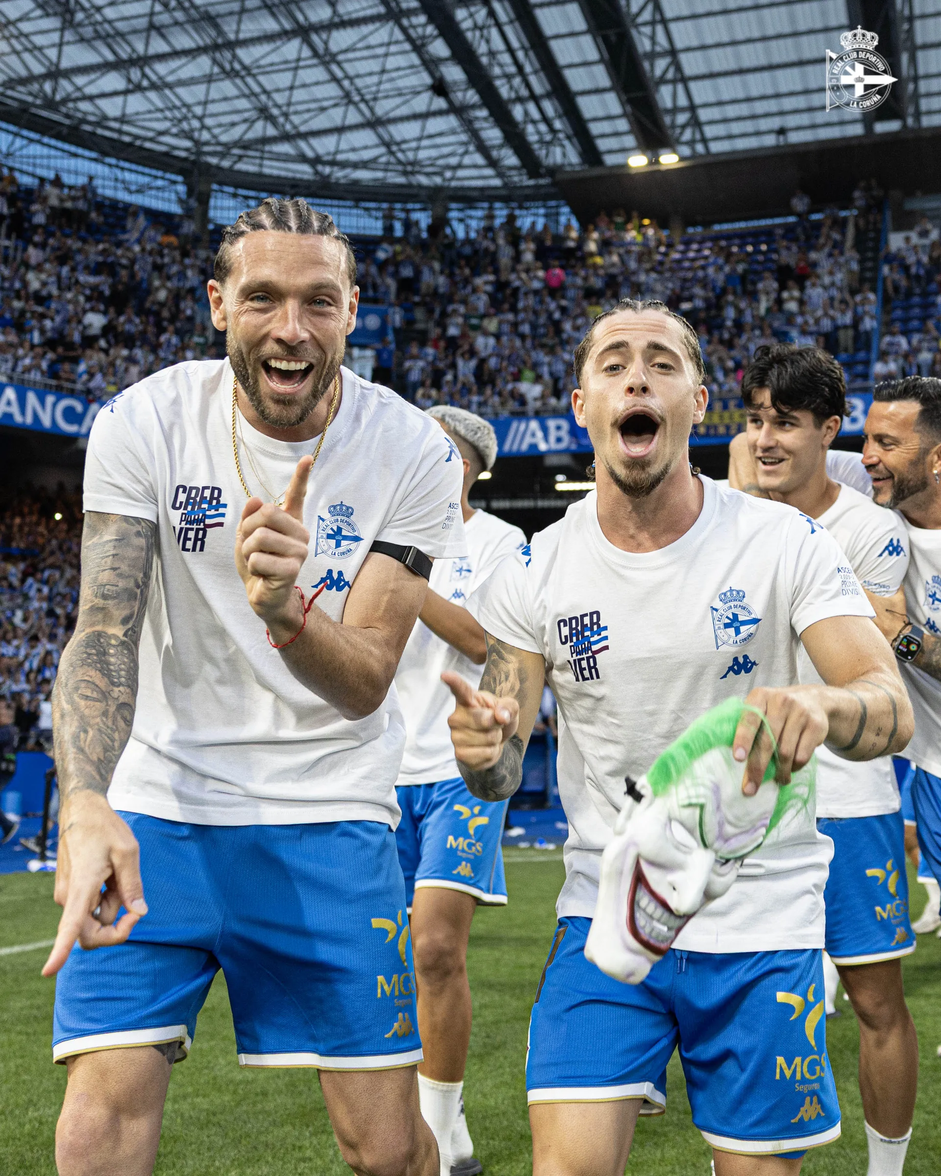 El Deportivo pierde, pero Riazor gana la fiesta: Las Palmas vence 1-2 en el día del regreso a Primera