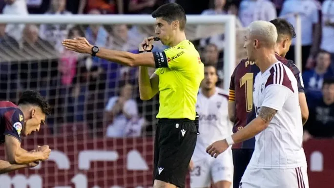 “¡Atención culés! 😱 El árbitro que se hizo viral en el derbi pitará al Barça en Vallecas 🚨”