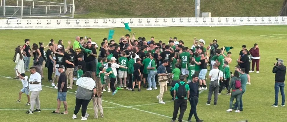 Del descenso al éxtasis: Mugardos se redime levantando la Copa Ferrol