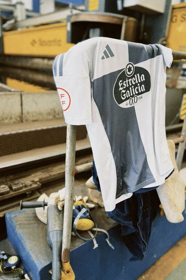 ⚙️ Forjada con sudor y acero: la nueva camiseta del Racing de Ferrol dispara el orgullo ferrolano 🚢💚