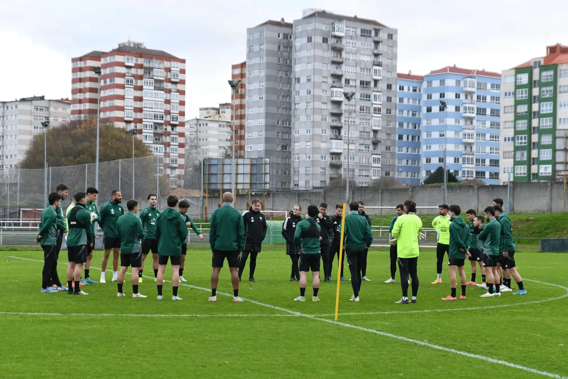 El Racing busca hacer historia ante el Rayo Vallecano, pero con un ojo mirando al mercado invernal y el otro a la cita ante el Cartagena