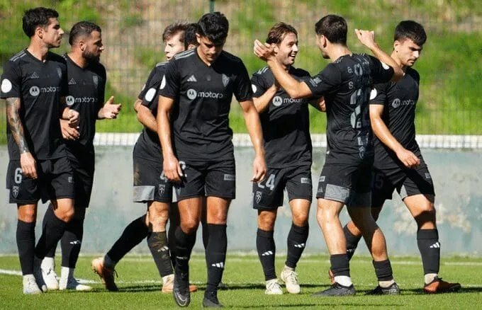 El Compostela, obligado a ganar ante un Poblense que sueña con la final