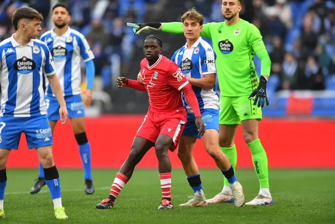 El Deportivo rescata un empate con diez ante un Cartagena que no supo cerrar el partido