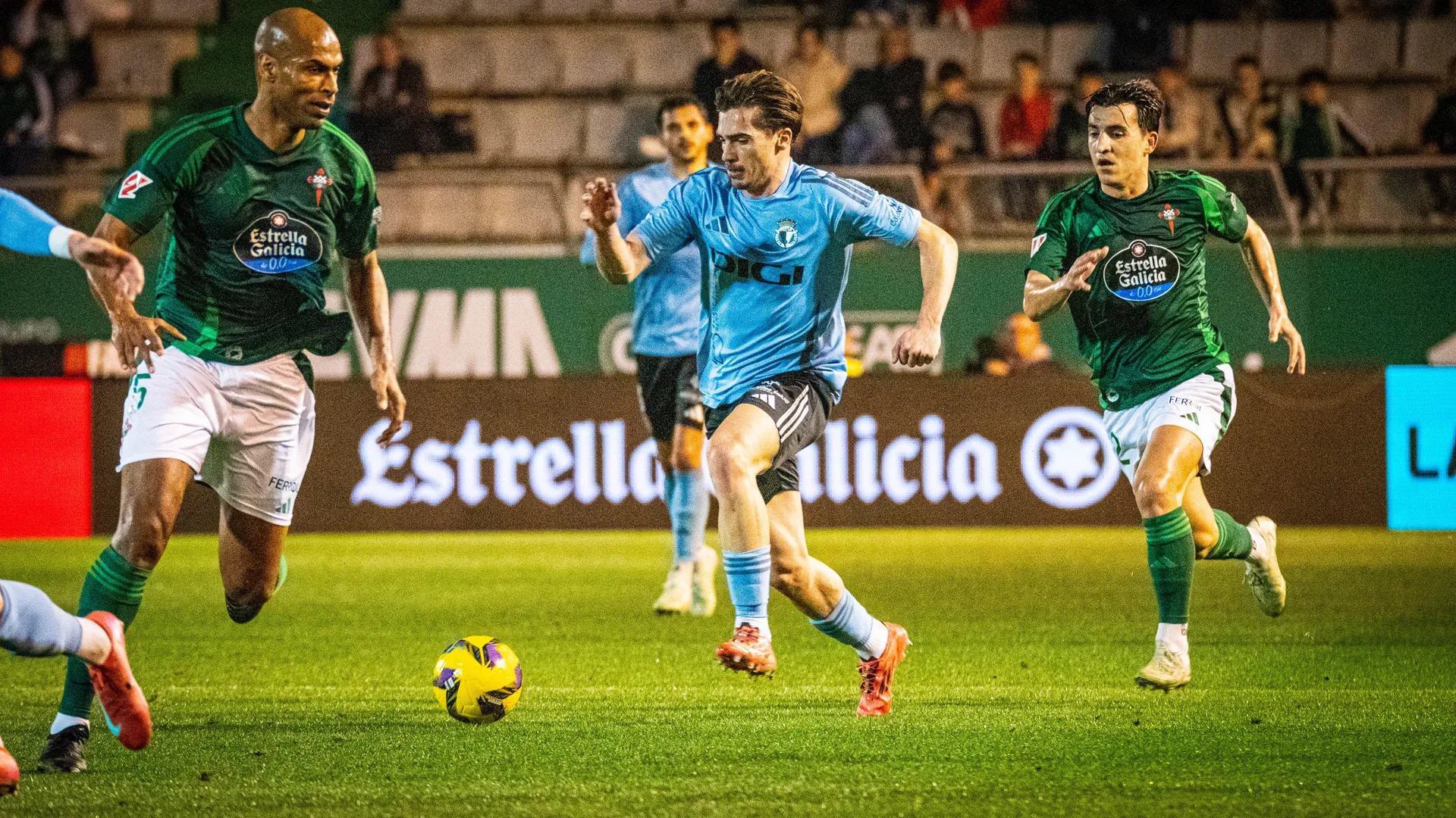 El Racing de Ferrol busca frenar su caída libre ante el Eibar en A Malata