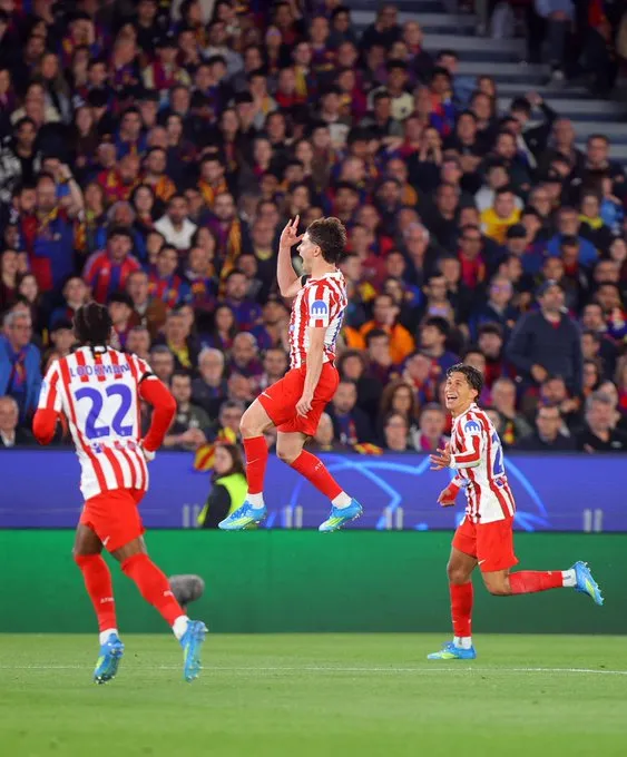 Atlético golpea con autoridad: Julián Álvarez silencia el Camp Nou y deja al Barça al borde del KO europeo