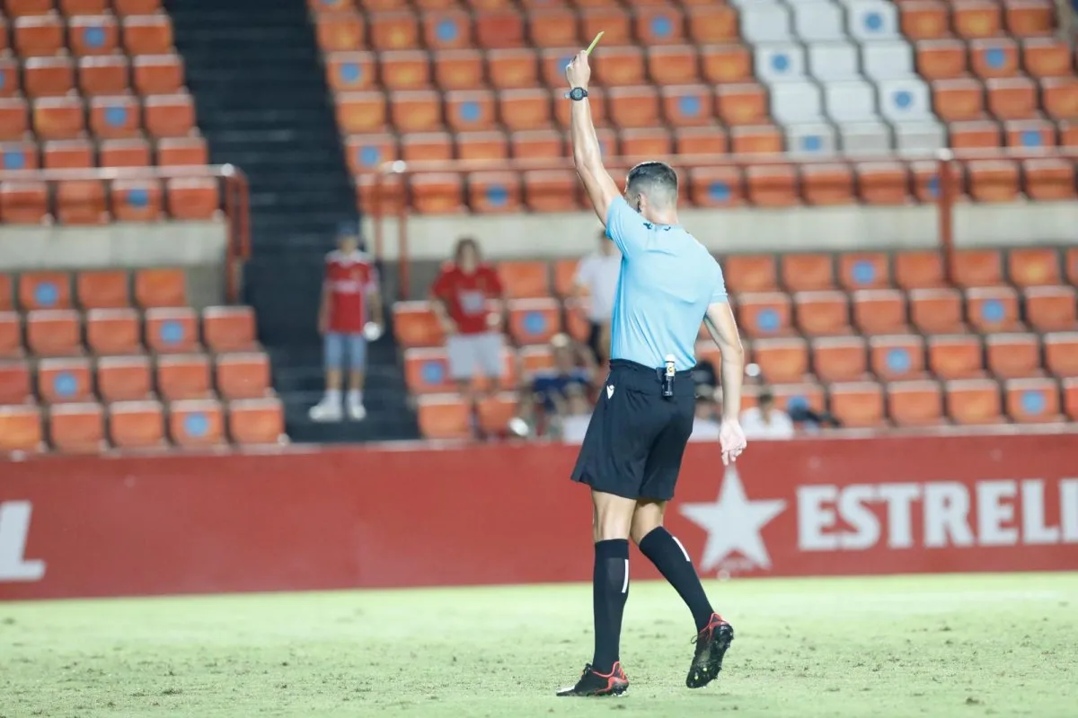 ⚽🔥 ¡Tensión en A Malata! Un árbitro cántabro con fama de inflexible dirigirá el Racing–Arenas