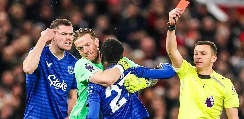 Escándalo en Old Trafford: Gueye pierde los papeles y abofetea a su compañero 😳🔥