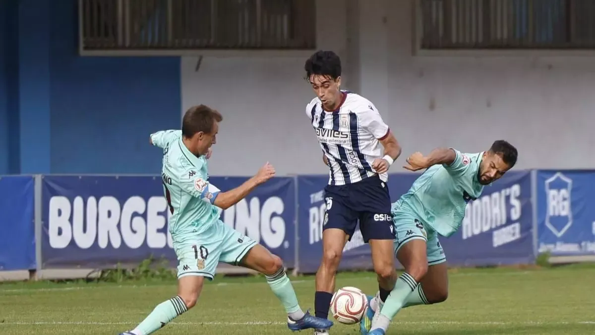 El Pontevedra golpea primero y se lleva de Avilés los tres primeros puntos (0-1)