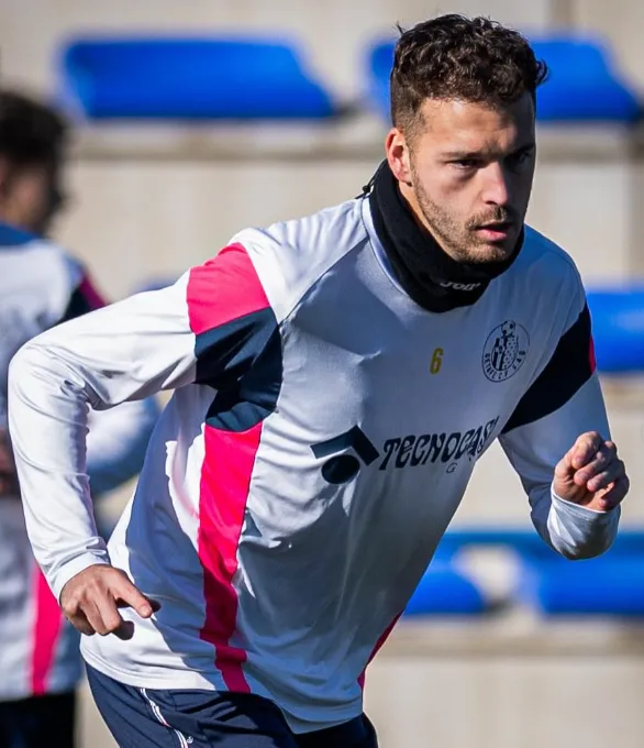 🔥 El Pontevedra firma músculo para su centro del campo: Nico Conesa ya es granate 💪⚽🟣