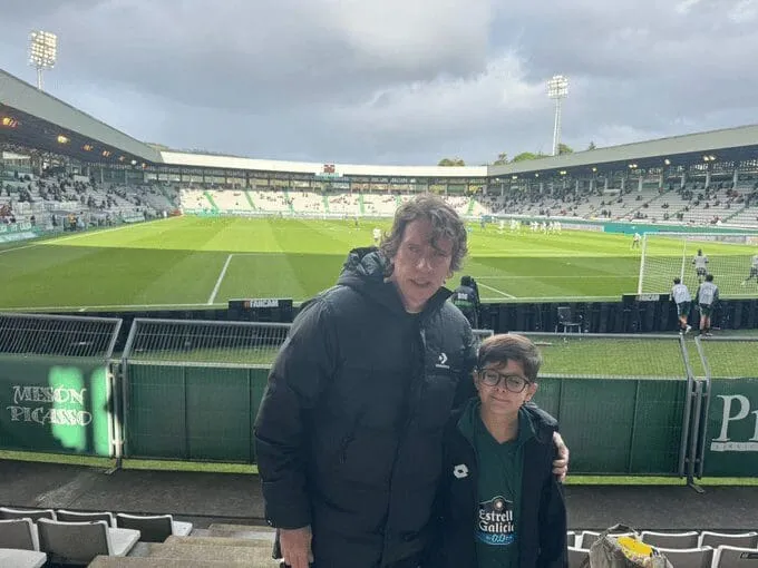 Ahora si, Álvaro "Escoita" y disfruta con el Racing en A Malata como nunca antes