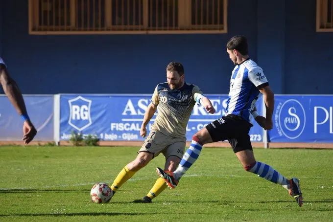El Pontevedra cae en Avilés y ve recortada su ventaja en el liderato (1-0)