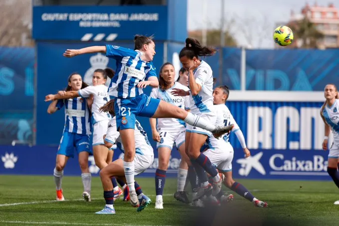 Larita rescata un valioso punto para el Deportivo en Barcelona y alarga la racha de las blanquiazules