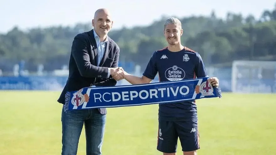 Escudero vuelve con fuerza: El Deportivo recupera a su lateral tras una dura lesión