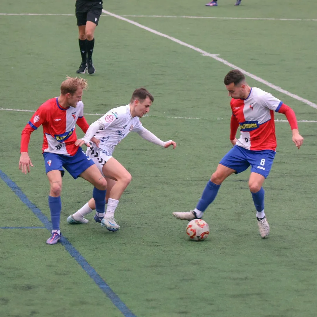 Dos goles en propia puerta demoran el cambio de inercia de resultados del Arosa, que cayó en Sarria (4-1)