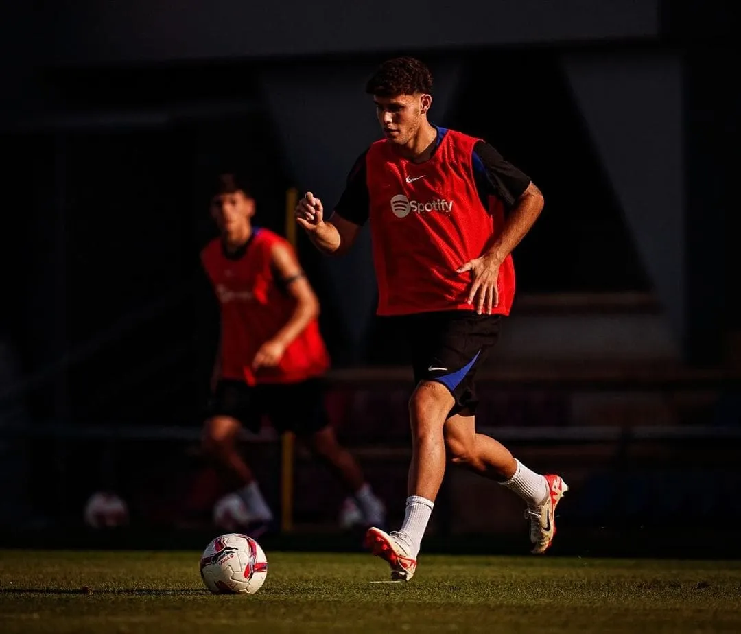 Trilli regresa con fuerza: El lateral ferrolano vuelve a los entrenamientos con el Barça Atlètic tras cuatro meses de lesión