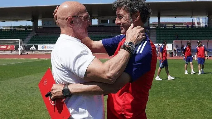 Luis de la Fuente y Santi Denia, los arquitectos del éxito español, recibirán la Medalla de Oro de la RFGF