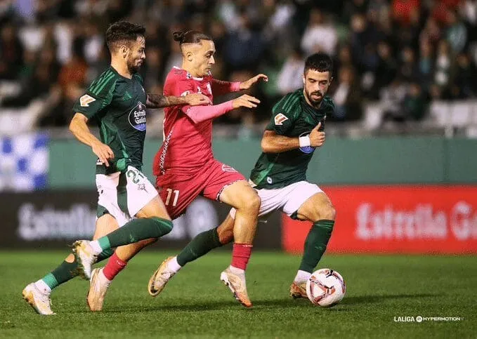 El Racing de Ferrol, que volvió a terminar con diez, rescata un punto en A Malata pero sigue en la cuerda floja