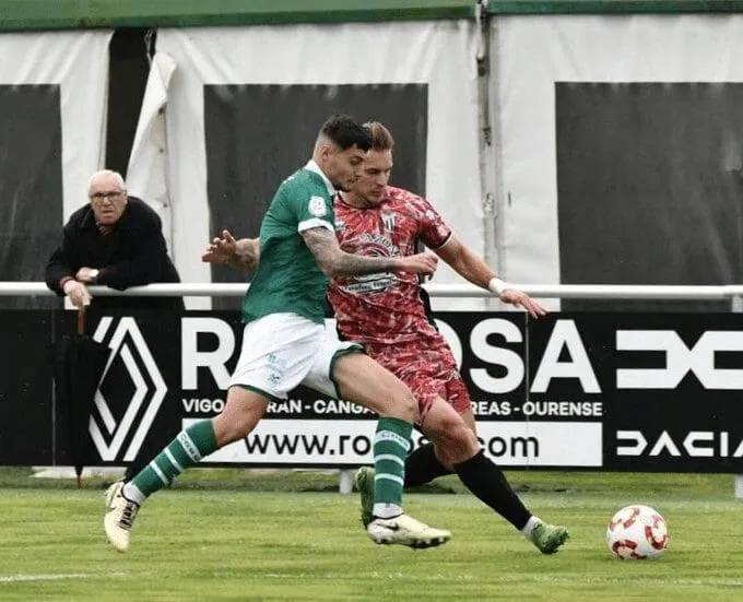 "El Coruxo cae en casa ante el Guijuelo en un duelo marcado por un desafortunado autogol"