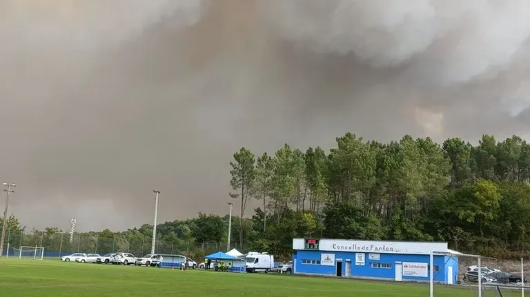 🔥 Galicia en vilo: los incendios paran el fútbol en Sober y Monforte