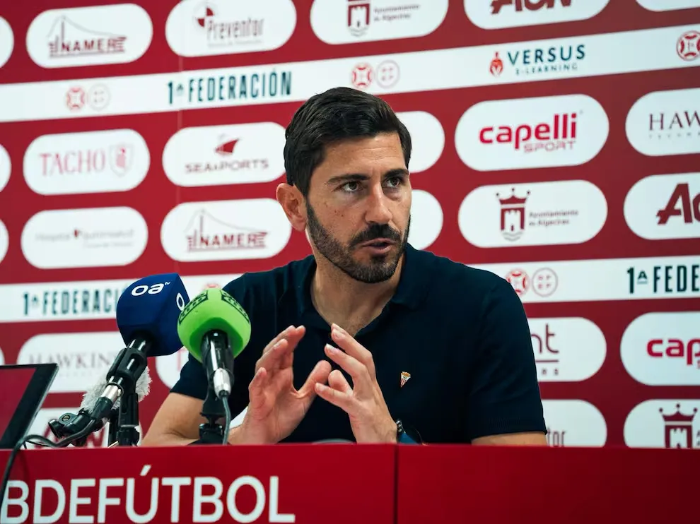 Javi Vázquez, nuevo entrenador del Racing de Ferrol: el técnico que rechazó al Ibiza para liderar el proyecto verde en Primera Federación
