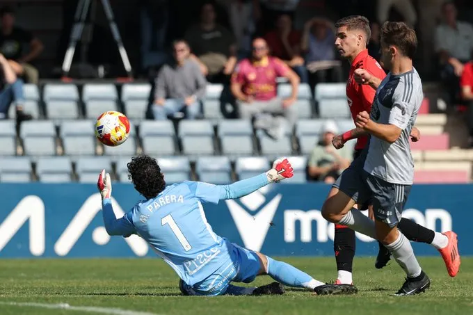 El Racing gana en Navarra con goles de Escobar y Álvaro Giménez y se reencuentra con el triunfo